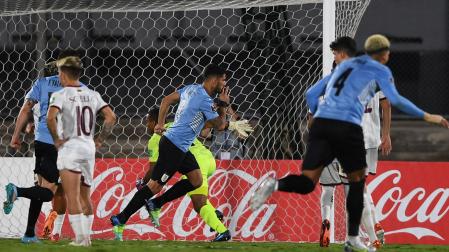 El uruguayo Luis Suárez celebra un de los tantos anotados por su selección contra Venezuela