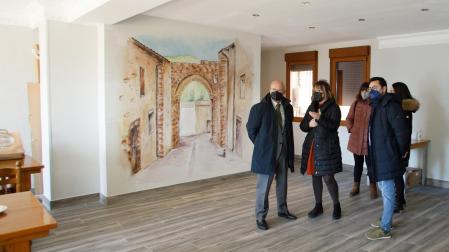 De izquierda a derecha, Bernardo Ciriza, Silvia Camaces, María Corres, Jesús Mari Rodríguez y Amaia Gorostiaga, en su visita al edificio consistorial de la localidad
