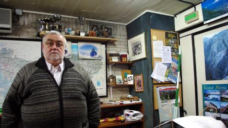 Jesús Mari Garísoain, Txumarra, en la oficina de la sección de montaña de Anaitasuna