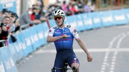 Remco Evenepoel celebra la victoria al entrar en la meta de Torralba del Pinar
