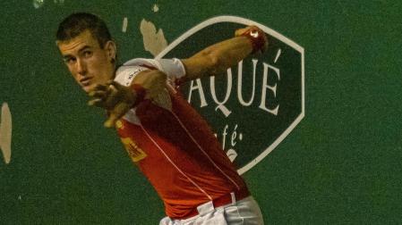 El zaguero Jon Mariezkurrena arma su derecha para golpear la pelota en un encuentro disputado en el Remontival de Estella