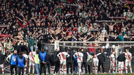 El Rayo Vallecano celebra el pase en Copa del Rey junto a su afición