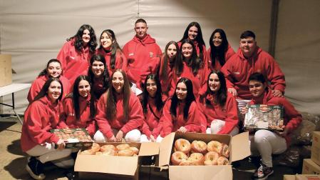 Los quintos posaron con los roscos que luego repartieron