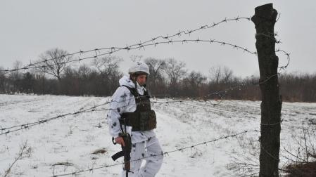 Un guardia ucraniano patrullando en la frontera