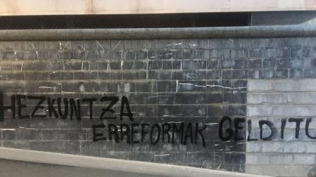 Educación de Navarra condena la aparición de pintadas en la fachada del departamento contra las reformas educativas