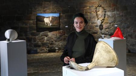 Maite Iribarren en la exposición del Horno de la Ciudadela, entre varios de los embudosautoparlantes mudos.