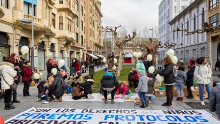Manifestación en Pamplona de padres en favor de la libertad de los niños en las aulas y contra los protocolos COVID en los colegios