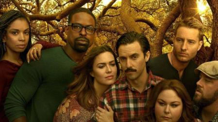 Jack y Rebecca (en el centro), con sus tres hijos: Kevin, Kate y Randall y sus parejas, en una imagen imposible, en la que todos tienen la misa edad