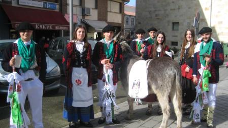 Junto al pollino de las alforjas, un grupo de quintos y quintas en una de las escalas del recorrido de ayer por Alsasua