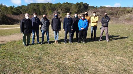 La consejera Esnaola y representantes municipales y de entidades deportivas, durante la visita