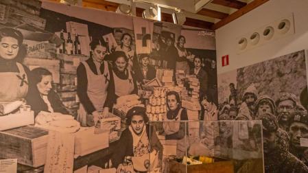 Voluntarias de Frentes y Hospitales preparando paquetes con víveres, tabaco y licores para los combatientes. La fotografía fue tomada en diciembre de 1937
