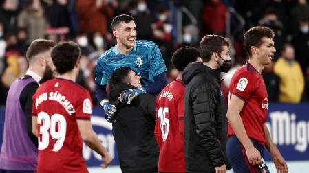 La plantilla celebra la parada de Sergio Herrera al final del partido