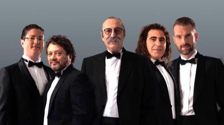 Cantores de Híspalis, con Pascual González en el centro