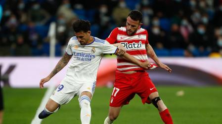 Dani Ceballos, del Real Madrid, y Joaquin Jose "Quini" Ruiz del Granada