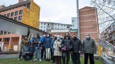 Varios de los vecinos afectados en el jardín aledaño al nuevo bloque, pegado al de la izquierda. Al fondo, sus viviendas