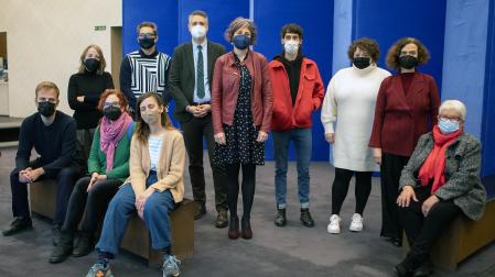 Arriba: Susana Irigaray, directora del Servicio de Museos, Juan Pablo Huércanos, de la Comisión Asesora, Ignacio Apezteguía, director general de Cultura, Rebeca Esnaola, consejera, Taxio Ardanaz, artista, Oskia Ugarte, de la Comisión, y Mercedes Jover, directora del Museo de Navarra. Abajo: Rafa Munárriz, artista, María Jiménez, artista, Mayte Vélaz, artista, y Mertxe Sueskun, artista.
