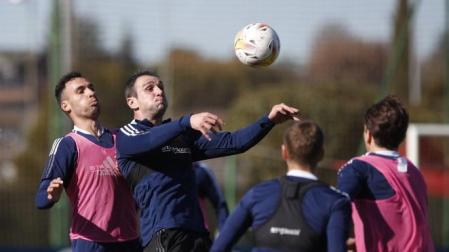 Kike García intenta controlar un balón
