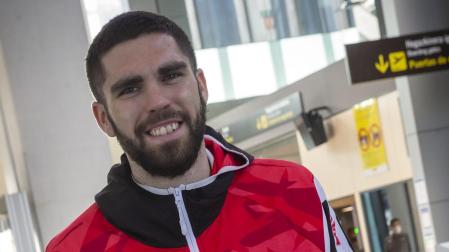 Javi Balastegui, en el Aeropuerto de Noáin, antes de poner rumbo a Melilla