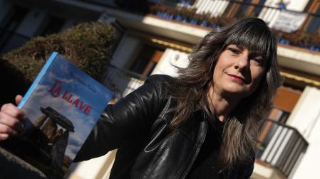 La escritora Nuria Viedma posa con un ejemplar en Mutilva