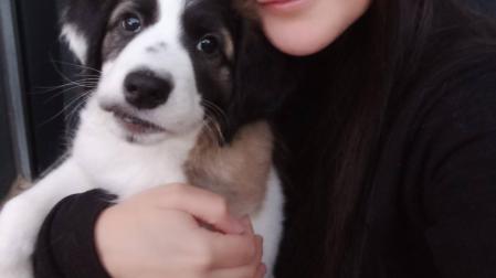 Lumi, con Almudena Narváez, de la asociación Katx Felina que la está criando desde el día en que fue rescatada de la basura