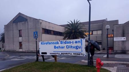 Una pancarta desplegada en las inmediaciones del Hospital Comarcal del Bidasoa
