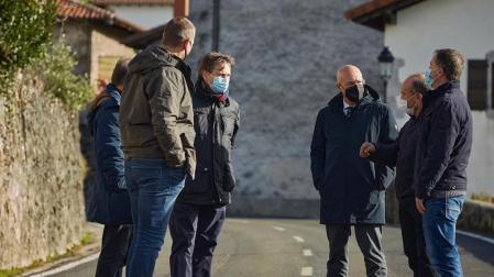 El consejero Ciriza y el director general de Obras Públicas e Infraestructuras, Pedro López, en una reciente visita a una carretera en Aldatz