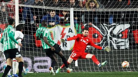 William Carvalho bate a Dimitrievski tras marcharse con un autopase de Catena, poniendo el 1-2 definitivo en el marcador