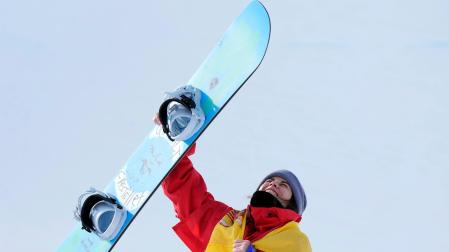 Queralt Castellet celebra su medalla de plata en 'Halfpipe' en los Juegos Olímpicos de Invierno de Pekín de 2022