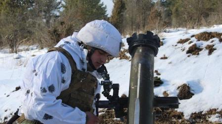 Militar ucraniano participando en un ejercicio cerca de Lviv, Ucrania