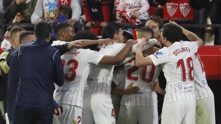 los jugadores del Sevilla se abrazan con su entrenador, Julen Lopetegui, tras el primer gol anotado por el Papu Gómez