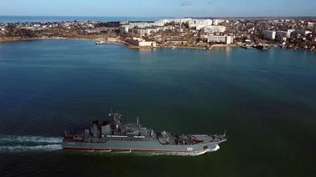 El barco ruso 'Ropucha' llega a la ciudad de Sevastopol, en Crimea, este jueves, 10 de febrero