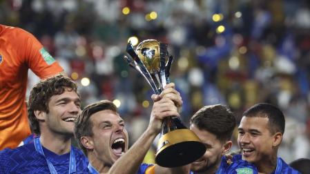 Azpilicueta levanta el trofeo de ganadores del Mundial de Clubes