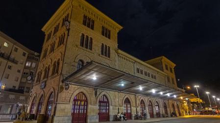 La fachada trasera de la estación que se reformará y en la que se ubica el andén de viajeros