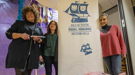 La maquilladora Marta Virto, junto a Ana Sainz de Murieta y Marta Juániz, del aula de teatro Miguel Munárriz