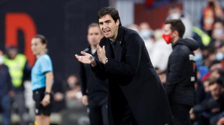 Andoni Iraola aplaude a sus jugadores