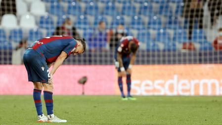Los jugadores del Levante, al finalizar el encuentro contra el Betis, que perdieron 2 a 4 jugado en el estadio Ciutat de Valencia