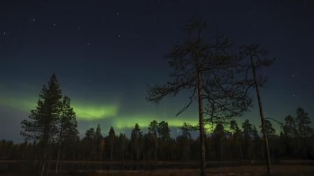 El tono verdoso de la aurora boreal sorprendió a los tres fotógrafos navarros en su cobijo