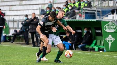 Álex Gualda pelea un balón ante un jugador del Ferrol