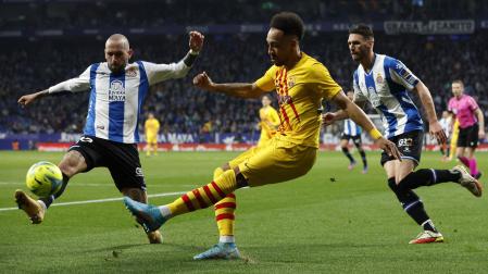 Pierre-Emerick Aubameyang en una acción con el jugador del Espanyol, Aleix Vidal