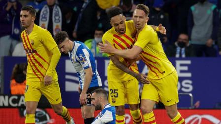 Los jugadores del Barcelona celebran el segundo gol ante el Espanyol