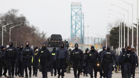 Policías en el puente Ambassador