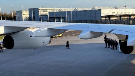 Olaf Scholz camina hacia su avión, este lunes en Berlín