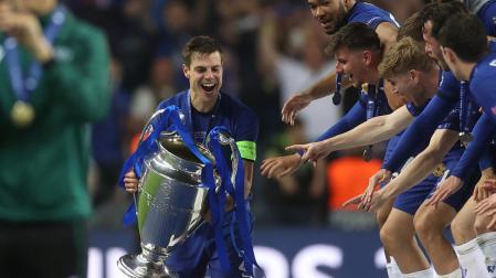 César Azpilicueta junto al trofeo de la Champions League