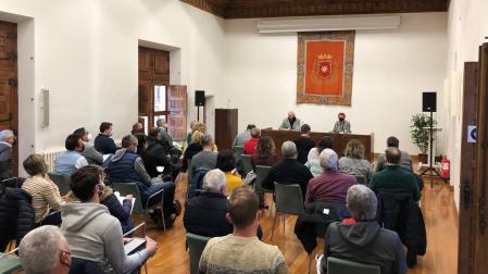 Un momento del encuentro mantenido ayer por la tarde en la casa de cultura de Estella