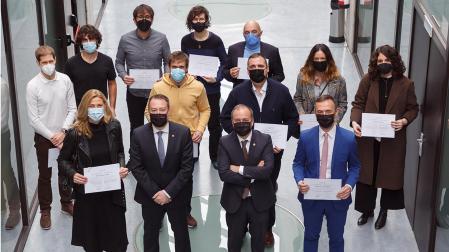 Los profesores y profesoras distinguidos, junto con el rector Ramón Gonzalo y el vicerrector de Investigación Francisco Javier Arregui