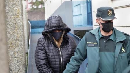 Un agente lleva esposada a Ana Sandamil a la Audiencia Provincial de Lugo