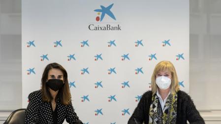 Isabel Moreno, directora territorial Ebro de CaixaBank; y María Ángeles Ezquer, presidenta de la entidad turística