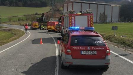 Vehículos de Policía Foral y Bomberos de Navarra, en el lugar del siniestro