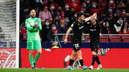 Oblak anima a los suyos tras encajar el gol de Gonzalo Melero, que lo celebra con un compañero