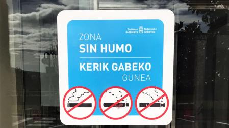 Señal de espacio sin humo colocada en los hospitales y principales centros sanitarios de Navarra